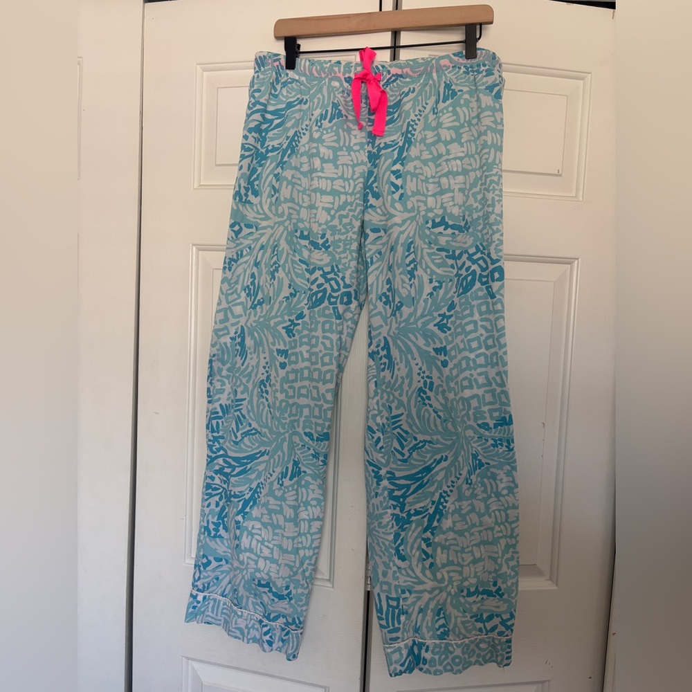 Lilly Pulitzer Blue and White Patterned Pajama Pants size L